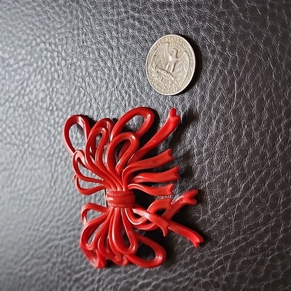 VTG plastic brooch - Picture 10 of 10